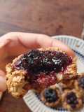 Galletitas/ pepas de avena y banana rellenas de mermelada casera de frutos rojos
