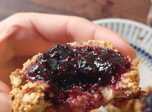 Una foto de Galletitas/ pepas de avena y banana rellenas de mermelada casera de frutos rojos