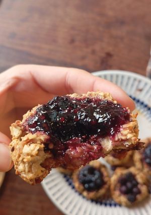 Una foto de Galletitas/ pepas de avena y banana rellenas de mermelada casera de frutos rojos