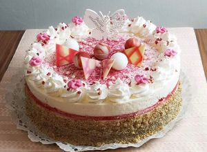 Joghurt mousse torta eperrel recept fotója