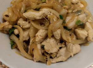 洋蔥炒雞柳（家常菜）（一鍋到底之簡單料理） 的食譜成品照片