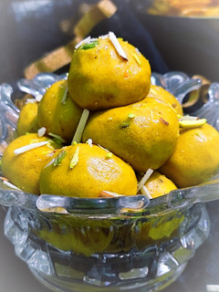 बेसन लड्डु (besan ladoo recipe in Hindi) रेसिपी मुख्य फोटो