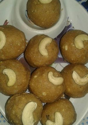 हेल्थी & टेस्टी आटा लड्डू (Healthy & tasty atta ladoo recipe in hindi) रेसिपी मुख्य फोटो