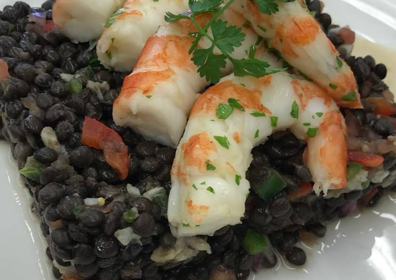 Lentejas caviar con langostinos