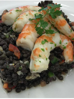 Una foto de Lentejas caviar con langostinos