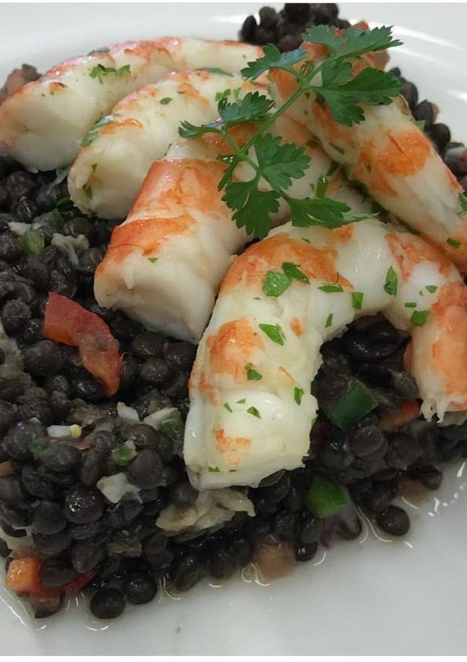 Una foto de Lentejas caviar con langostinos