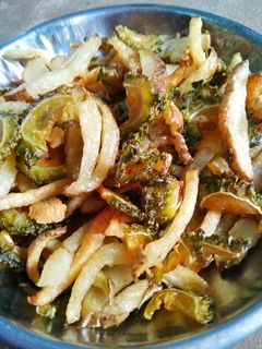 ফ্রেন্চ ফ্রাই সঙ্গে করলা (French fry songe karola recipe in Bengali) রেসিপির প্রধান ছবি