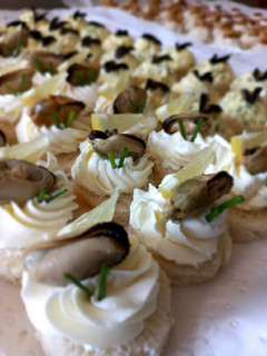 Una foto de Canapés de Queso Philadelphia y Choritos Ahumados