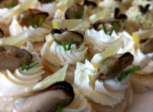 Una foto de Canapés de Queso Philadelphia y Choritos Ahumados