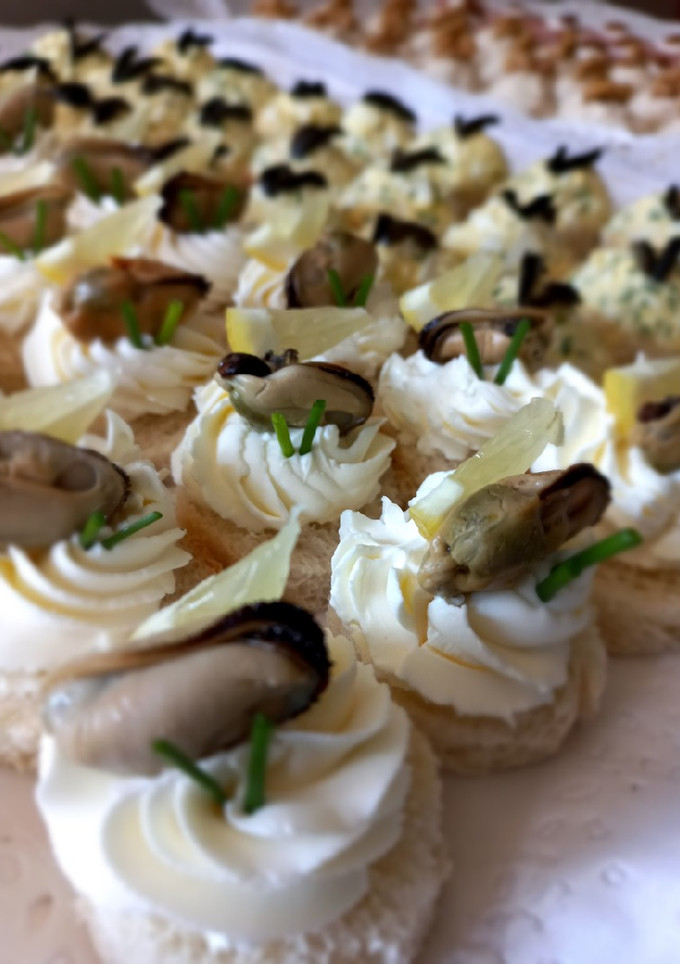 Una foto de Canapés de Queso Philadelphia y Choritos Ahumados