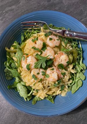 Une photo de Orzo aux crevettes 🦐 sauce ail 🧄 & persil 🌿 avec du poivron 🫑 & du citron 🍋