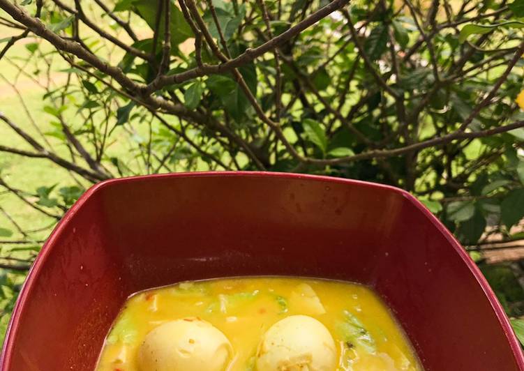 Bagaimana Membuat Telur Masak Santan Kuning Anti Gagal