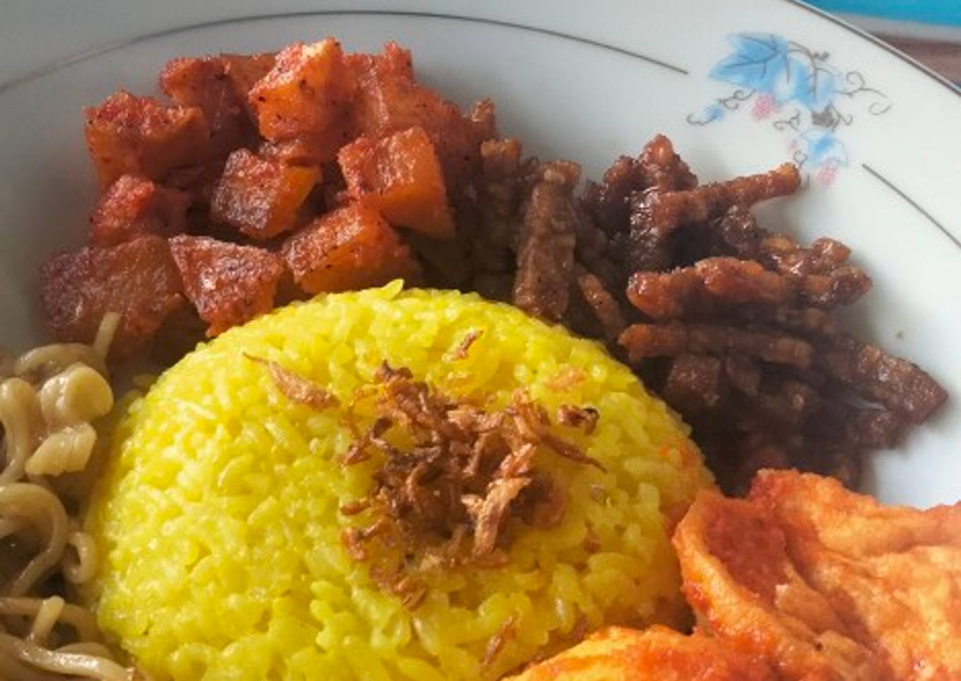 Nasi kuning komplit