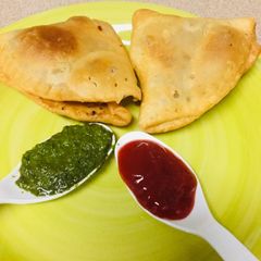 A picture of Aloo cheese samosa.