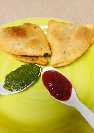 A picture of Aloo cheese samosa.