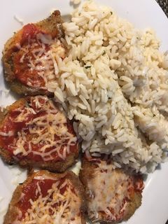 Una foto de Milanesas de berenjena con arroz provenzal