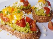 Una foto de tostada palta y huevo