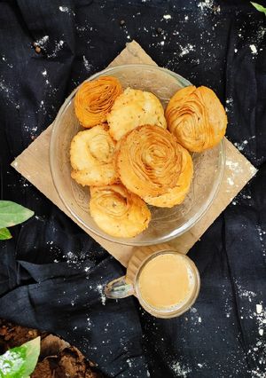 ફરસી પૂરી(farsi puri recipe in Gujarati) રેસીપી મુખ્ય ફોટો
