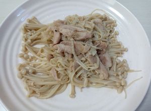 Hình của món Nấm kim châm xào thịt gà.