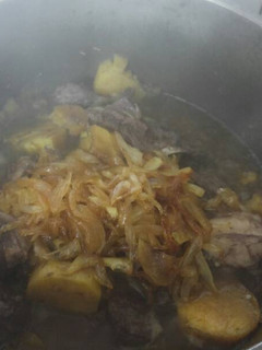 Una foto de Cordero guisado con batata y cebolla caramelizada