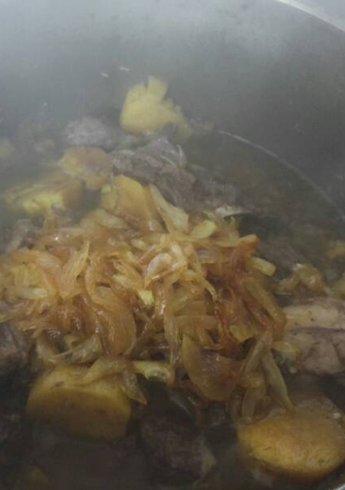 Una foto de Cordero guisado con batata y cebolla caramelizada