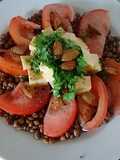 Lentejas en Ensalada tomate, queso & almendras