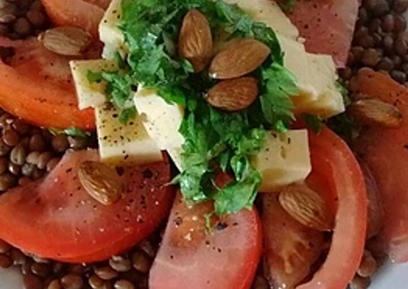 Lentejas en Ensalada tomate, queso & almendras