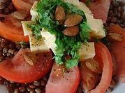Una foto de ensalada tomate queso
