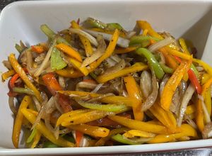 Una foto de Filete Basa al Carbón con Vegetales a la Oriental