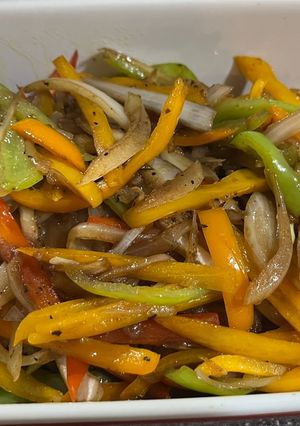 Una foto de Filete Basa al Carbón con Vegetales a la Oriental
