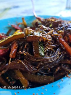 Una foto de Bogavante con fideos de arroz y verduras
