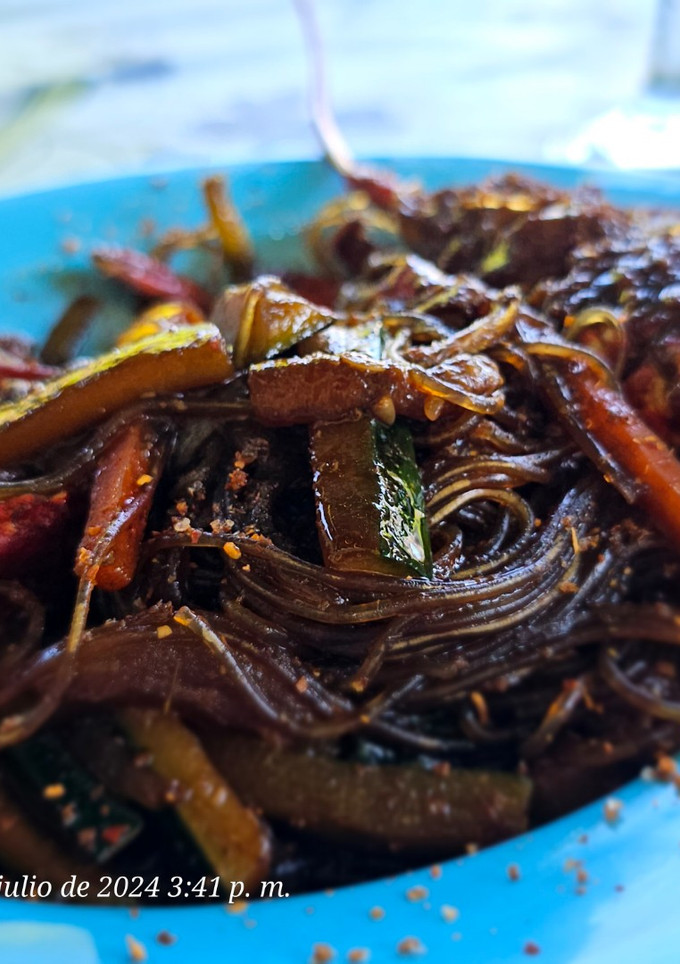Una foto de Bogavante con fideos de arroz y verduras