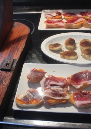 Una foto de Jamón salado con cachelos
