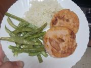 Una foto de guarniciones salmón plancha