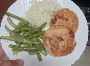 Una foto de Medallones de salmón a la plancha con judías verdes y arroz blanco