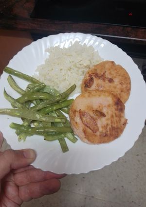 Una foto de Medallones de salmón a la plancha con judías verdes y arroz blanco