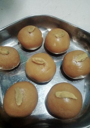 માવા ના લાડુ (Mawa Laddu Recipe In Gujarati) રેસીપી મુખ્ય ફોટો