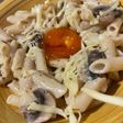 Pasta con trufa blanca hongos y yema