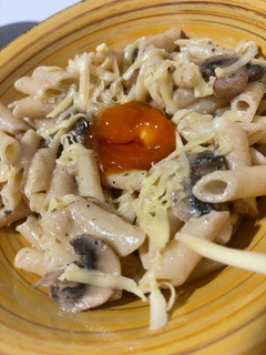 Una foto de Pasta con trufa blanca hongos y yema