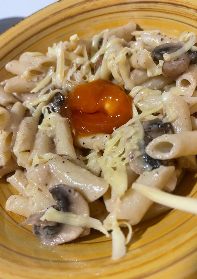 Una foto de Pasta con trufa blanca hongos y yema