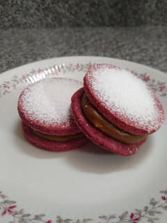 Una foto de Alfajor red velvet sin tacc