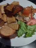 Salmón con ensalada y papas