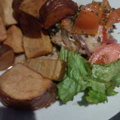 Una foto de Salmón con ensalada y papas