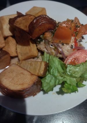 Una foto de Salmón con ensalada y papas