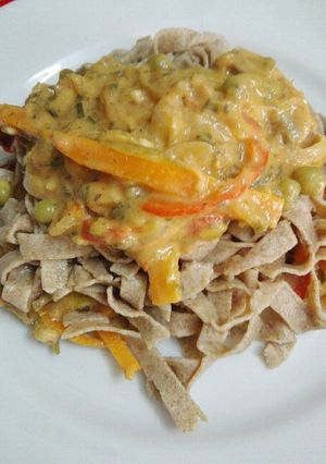 Una foto de Fideos integrales con salsa rosa