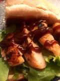 Bocadillo de solomillo de pollo braseado con salsa barbacoa