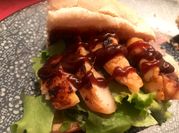 Una foto de bocadillos con carne