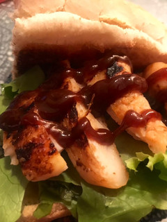 Una foto de Bocadillo de solomillo de pollo braseado con salsa barbacoa