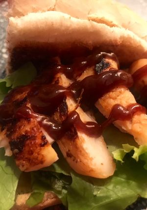 Una foto de Bocadillo de solomillo de pollo braseado con salsa barbacoa