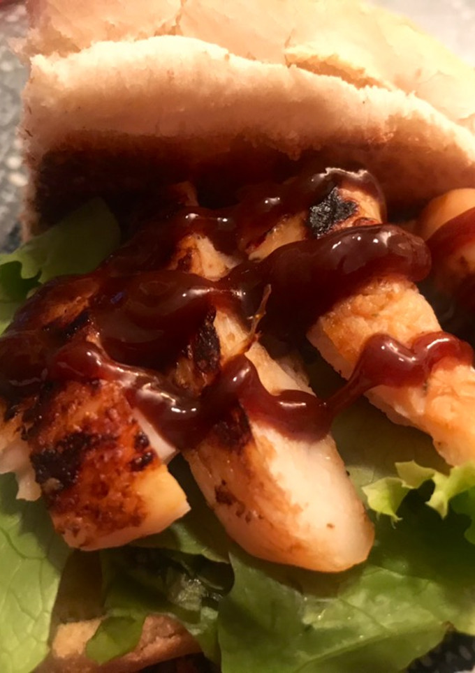 Una foto de Bocadillo de solomillo de pollo braseado con salsa barbacoa